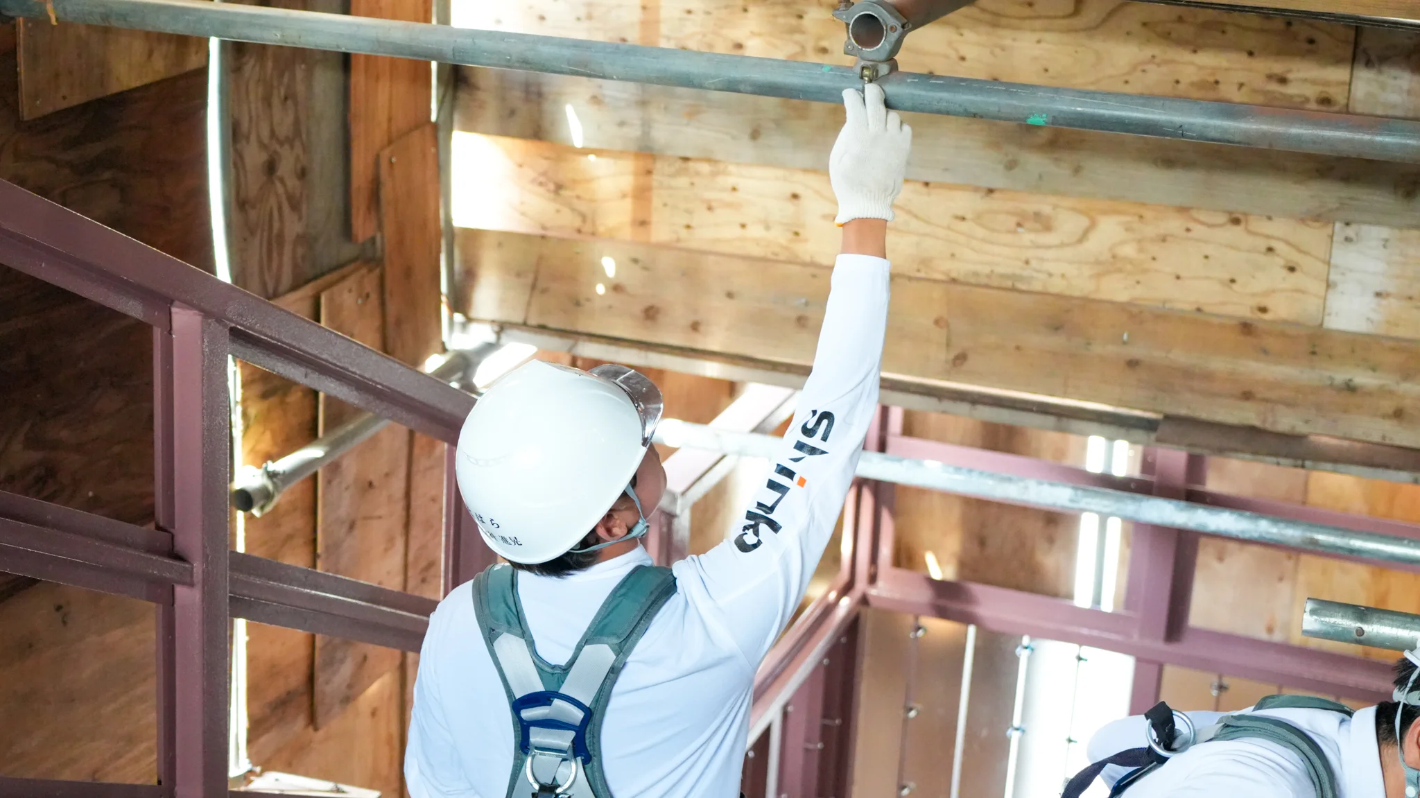 進晃の技術者が作業を行う様子