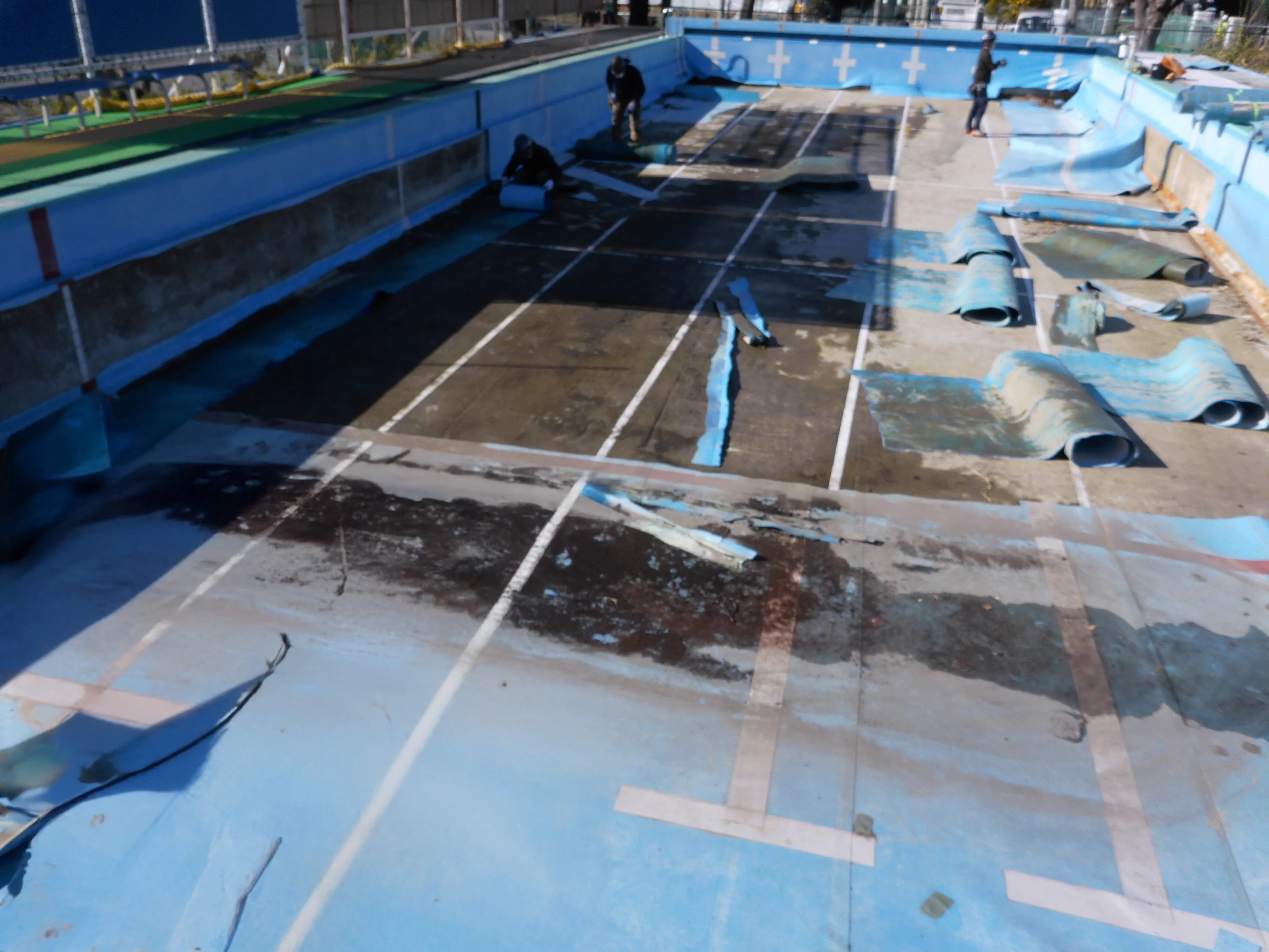 学校プール 施工中（下地塗布）
