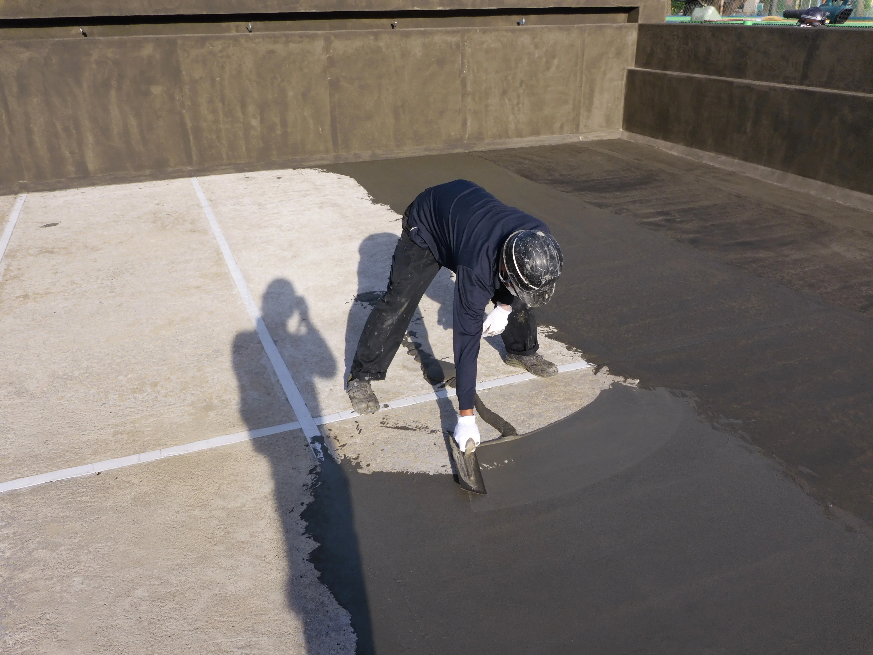 学校プール 施工中（床コーティング）