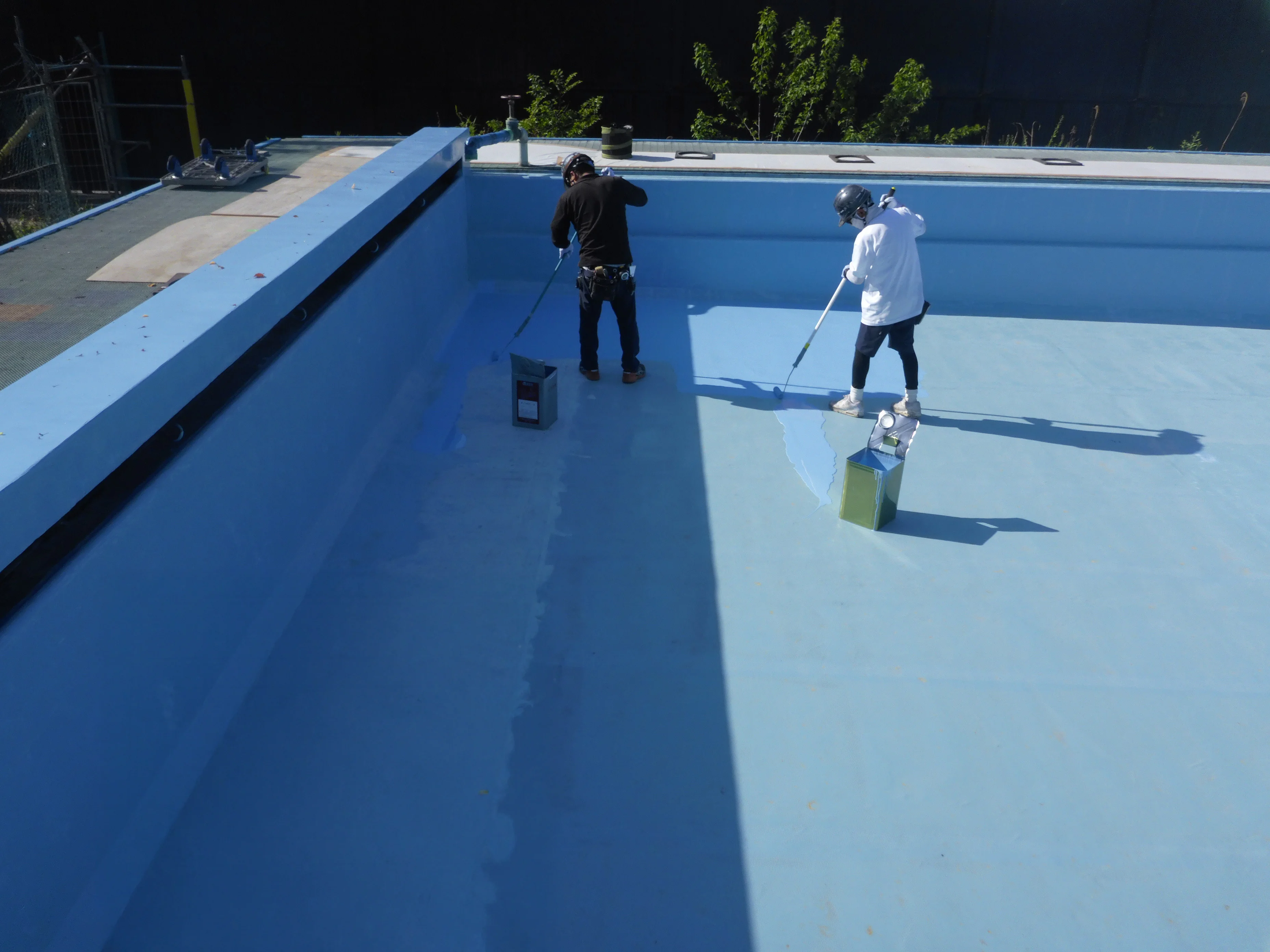 学校プール 施工中（壁塗装）