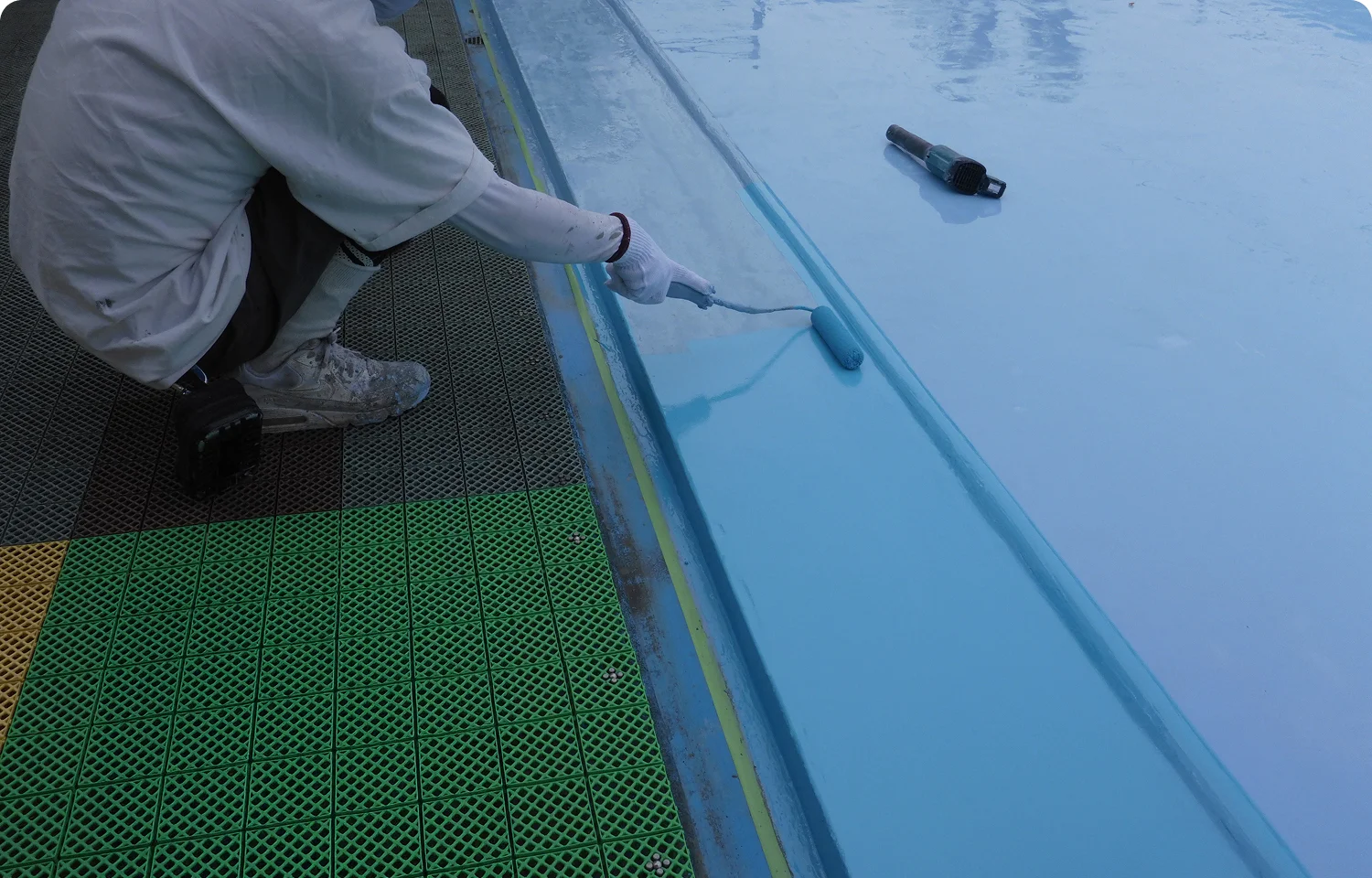 学校プール 施工中（縁仕上げ）