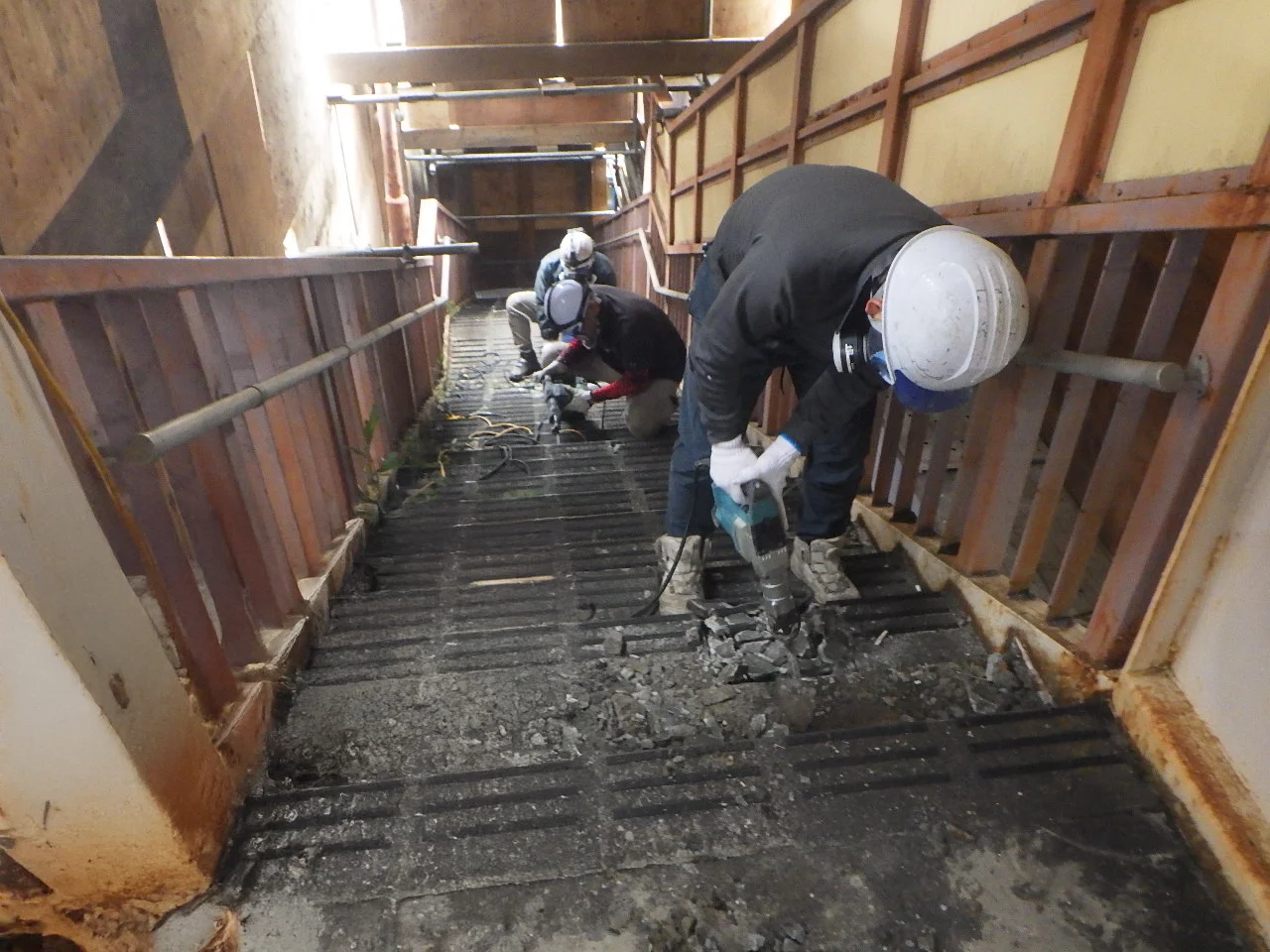 歩道橋補修工事 施工中